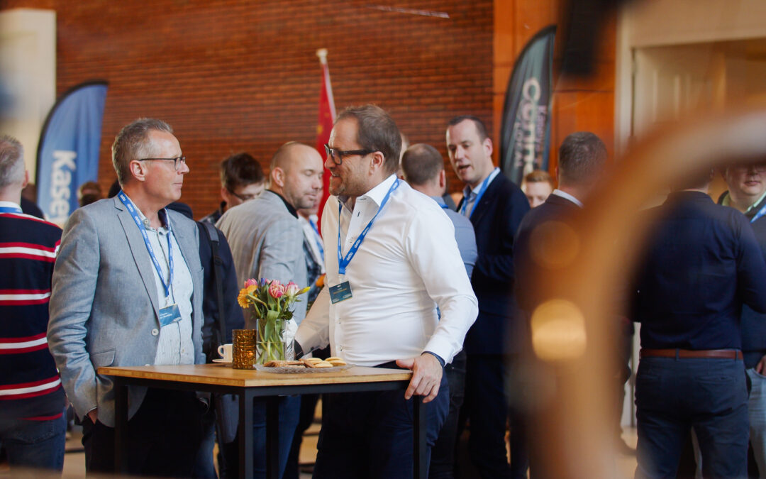 Netwerken en het versterken van relaties tijdens een zakelijk evenement in Louwman museum