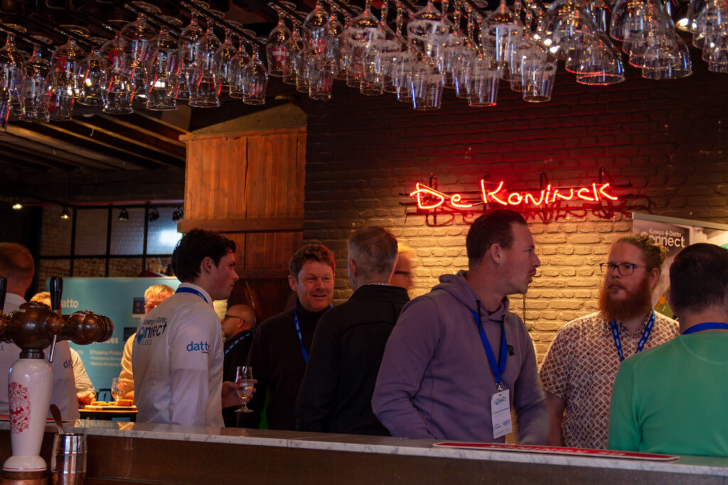 Netwerken tijdens een sales evenement in de Koninck brouwerij
