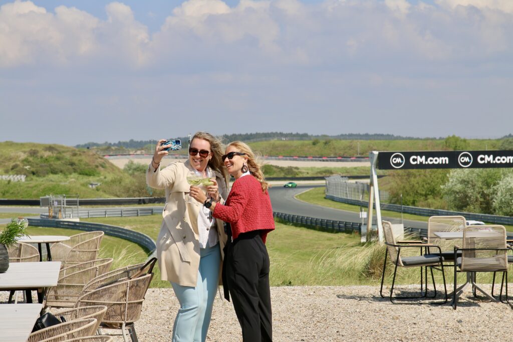 Gasten genieten van het DGP terras tijdens de showcase van het circuit in Zandvoort