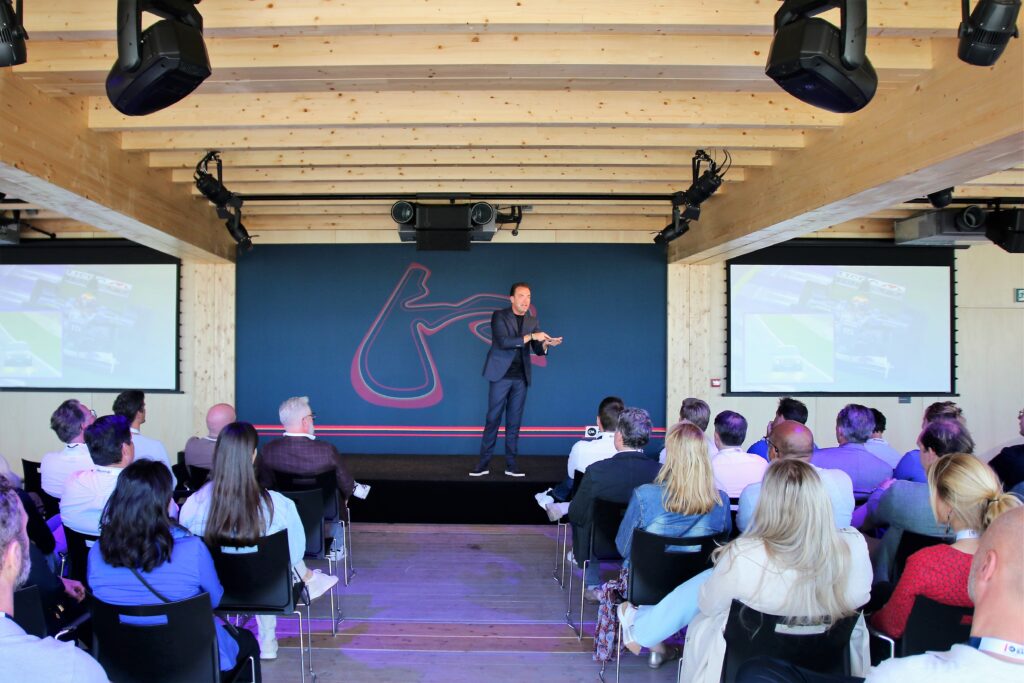 robert doornbos geeft een presentatie voor gasten in de founders lounge van circuit Zandvoort
