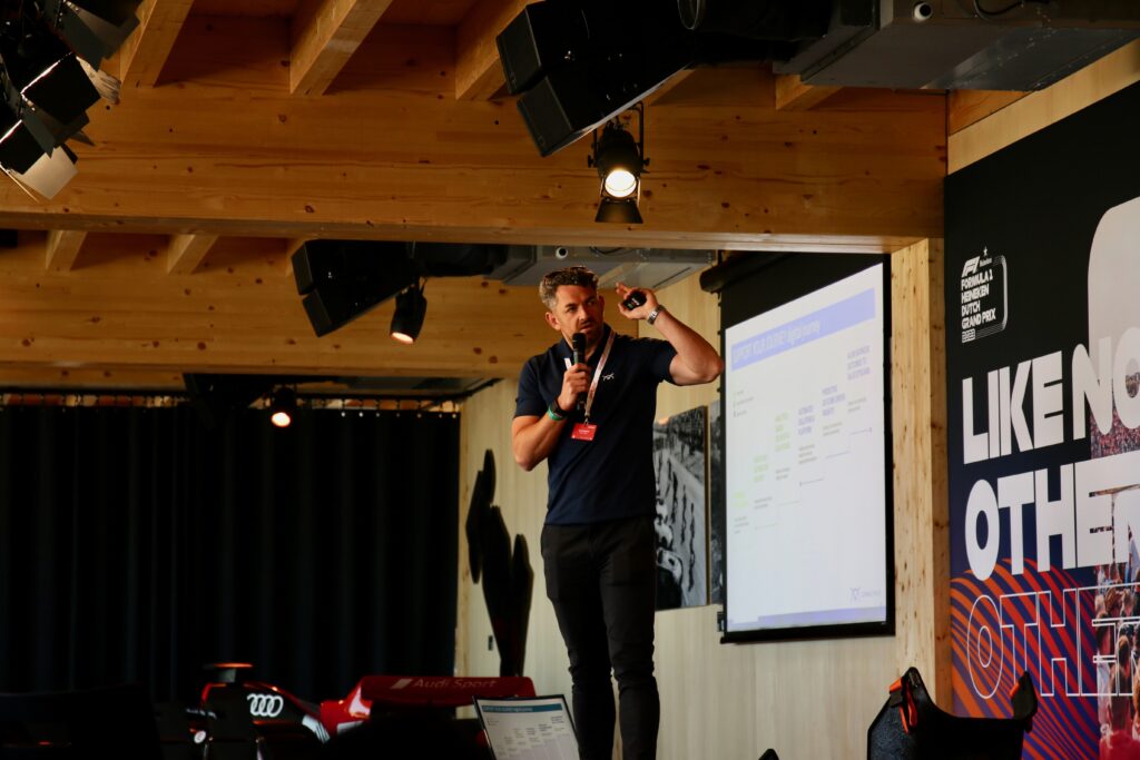 keynote spreker op podium founders lounge circuit Zandvoort
