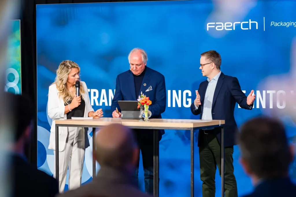Martine Hauwert, Paul Polman en Jan Nielsen staan op het podium