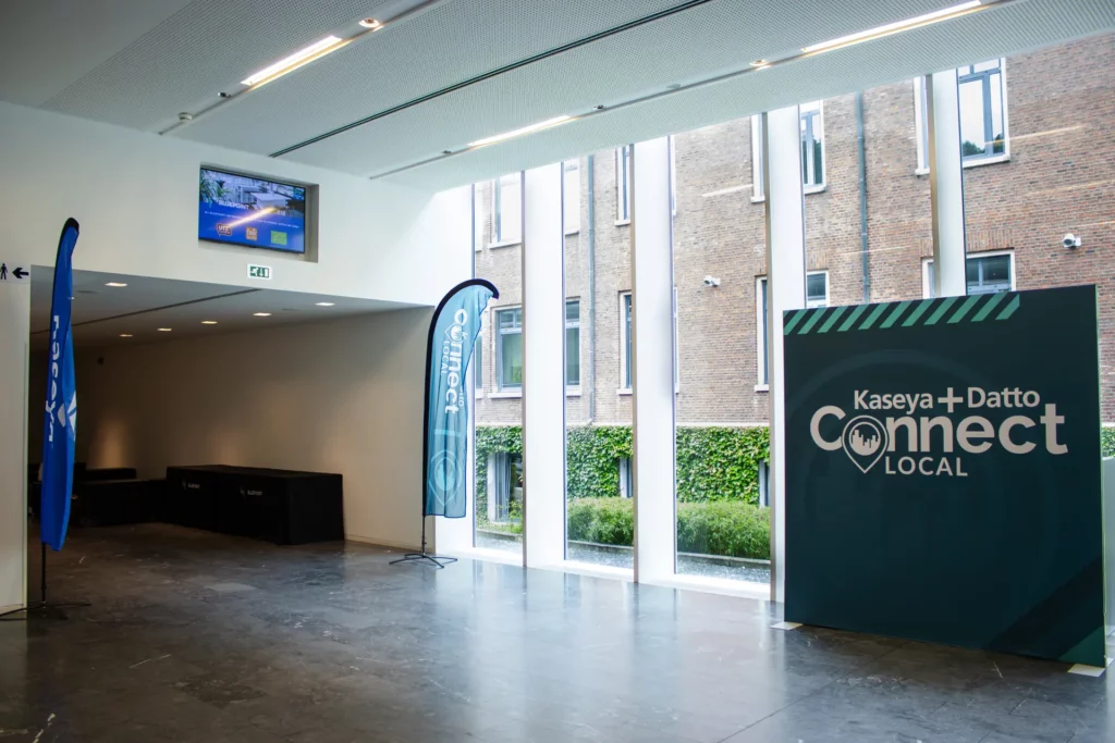 de ingang van bluepoint antwerpen die klaar is gemaakt voor datto connectlocal evenement