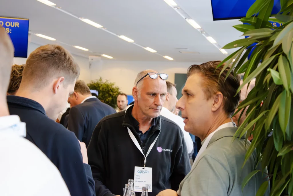 Gasten van het connectlocal evenement staan bij elkaar in een groep te praten