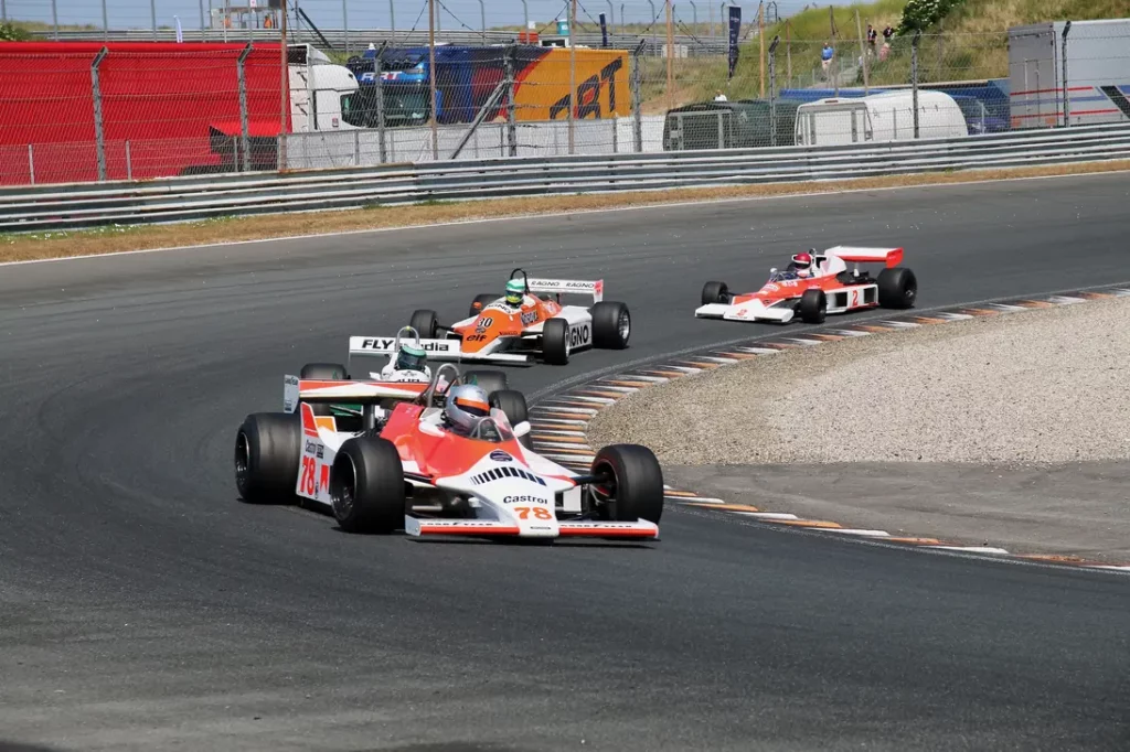 oude formule auto's tijdens de historic grand prix op Zandvoort